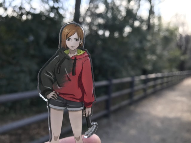 アクスタを外で撮影している様子