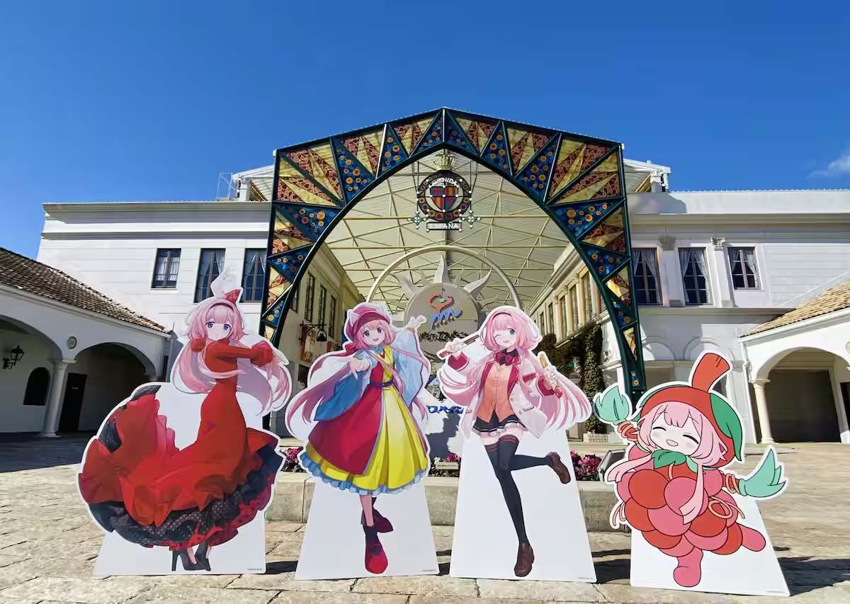 志摩スペイン村の入り口に設置された、4人のアニメキャラクターの等身大パネル