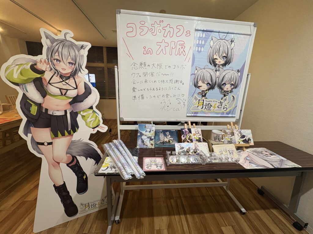 制作事例:月燈きら様等身大パネルとグッズが並べられている様子_夜