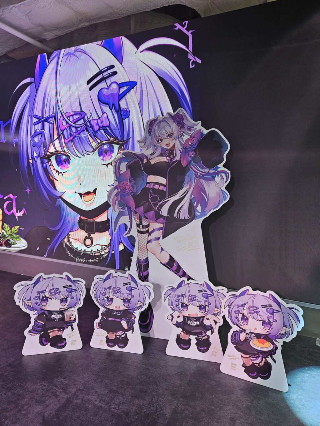 VTuberイバラ・デビルローズの等身大パネルと4体のデフォルメパネルが並ぶ展示スペース